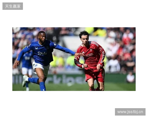 记者：琼斯正考虑结束16年红军生涯，维拉热刺国米有意